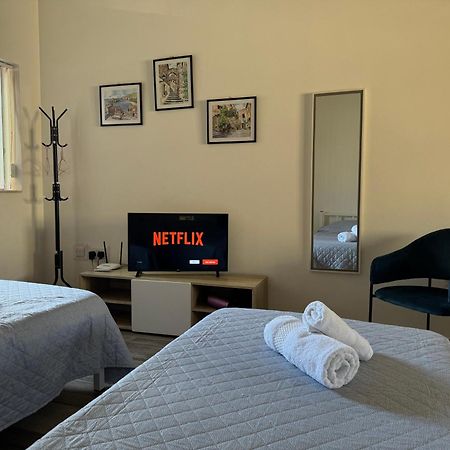 Private One Bedroom Apartment Close To Airport In Лука Екстериор снимка