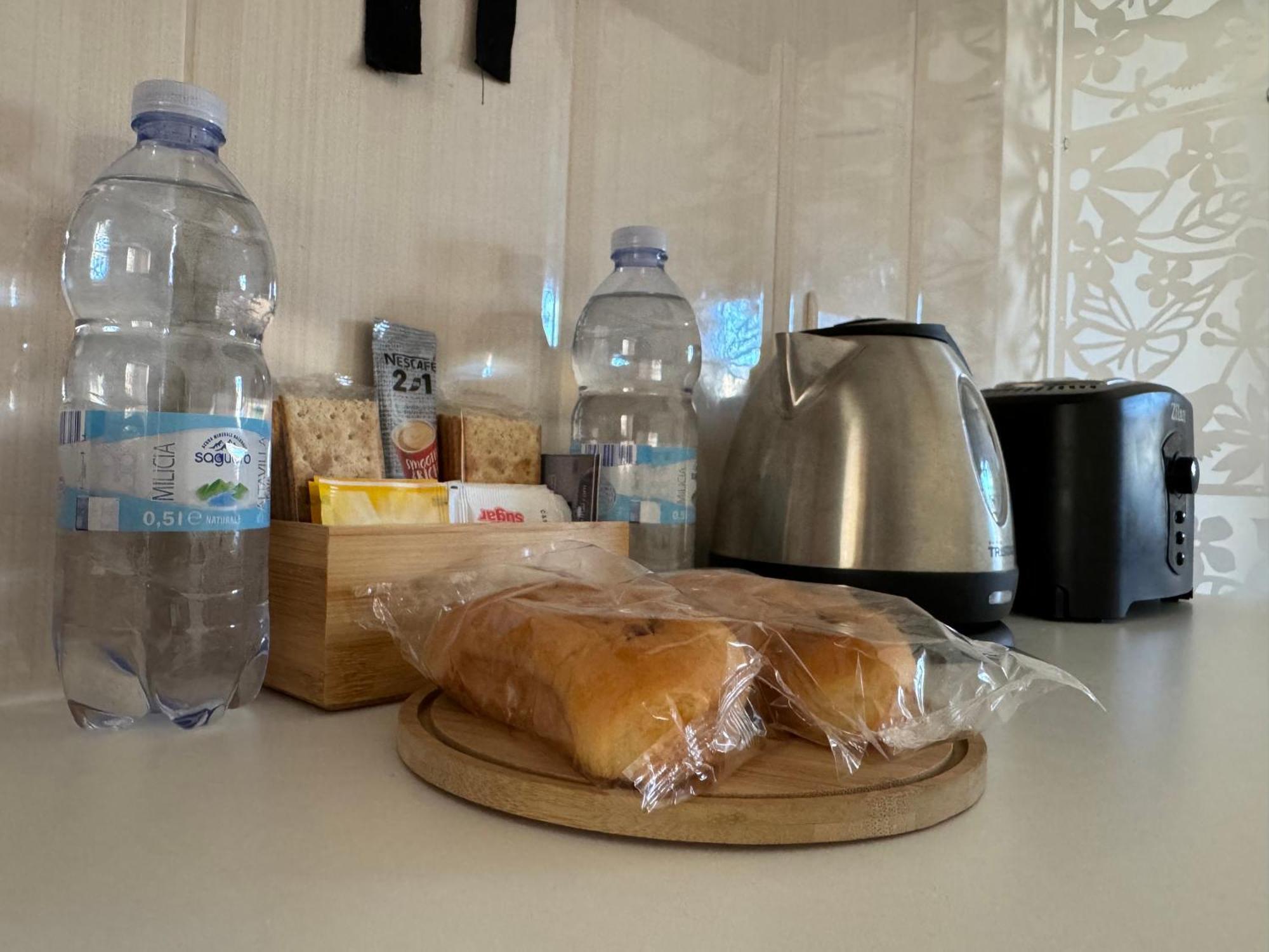 Private One Bedroom Apartment Close To Airport In Лука Екстериор снимка