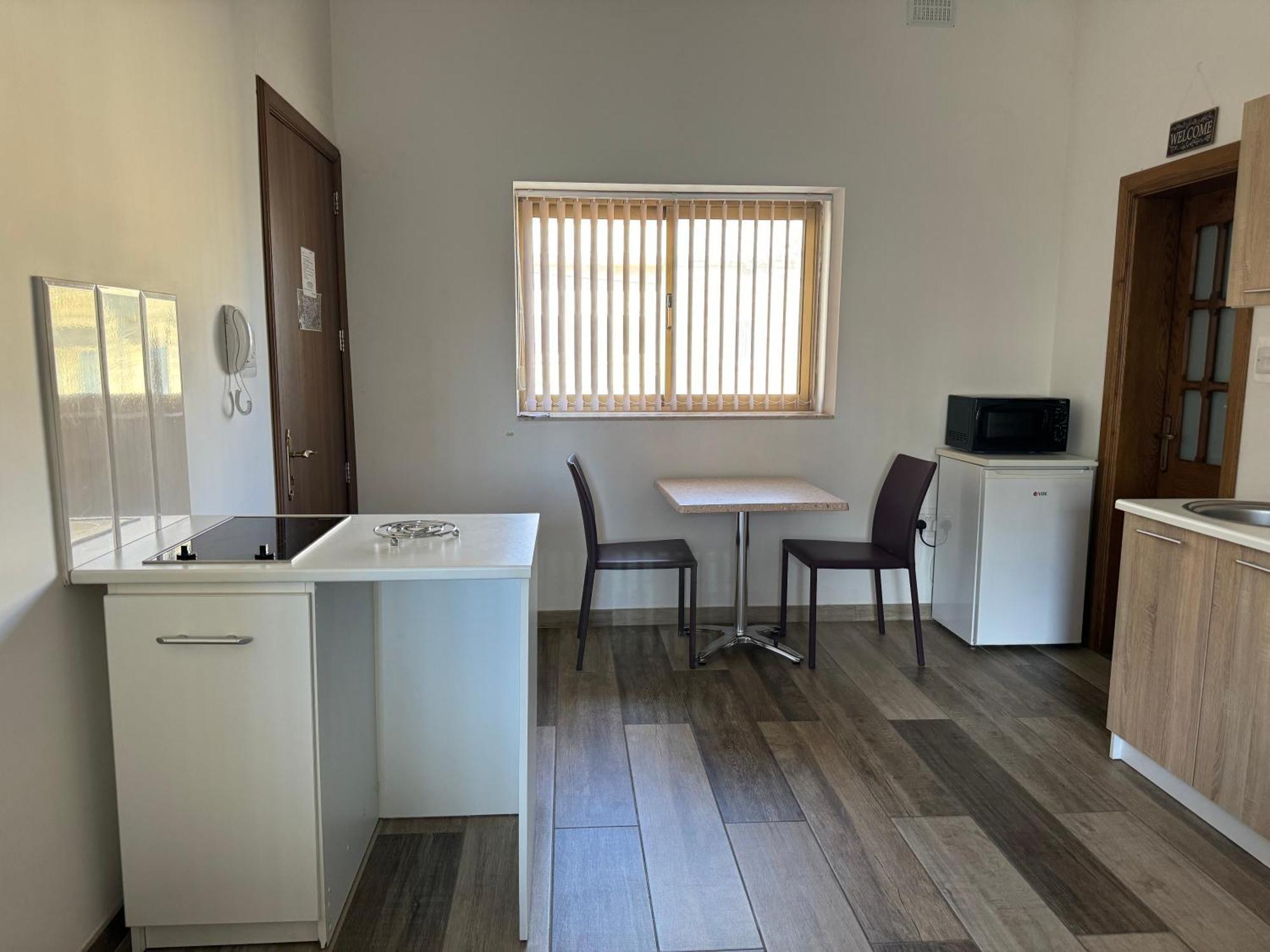 Private One Bedroom Apartment Close To Airport In Лука Екстериор снимка