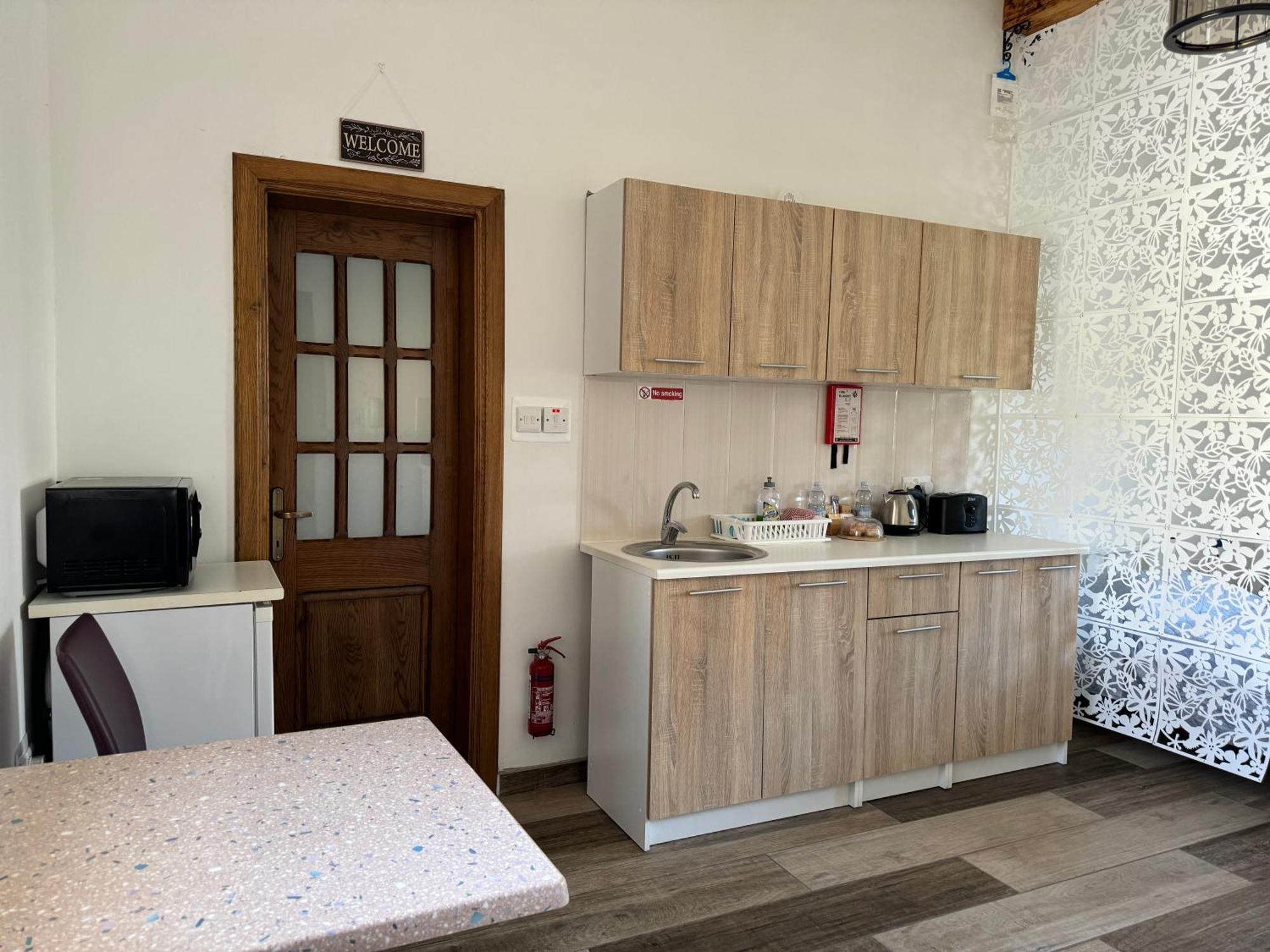 Private One Bedroom Apartment Close To Airport In Лука Екстериор снимка